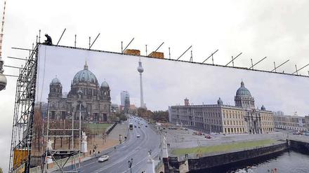 Es stand schon vorher zur Debatte, jetzt ist es offiziell: Der ab 2011 geplante Wiederaufbau des Berliner Stadtschlosses wird verschoben - auf 2014.