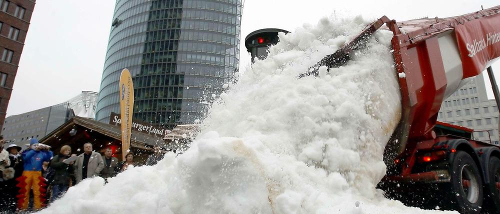 Echter Schnee? Zu Beginn der Winterwelten am Potsdamer Platz 2007 wurde noch Frischware aus Österreich herangekarrt. Inzwischen rackert eine Eismaschine.
