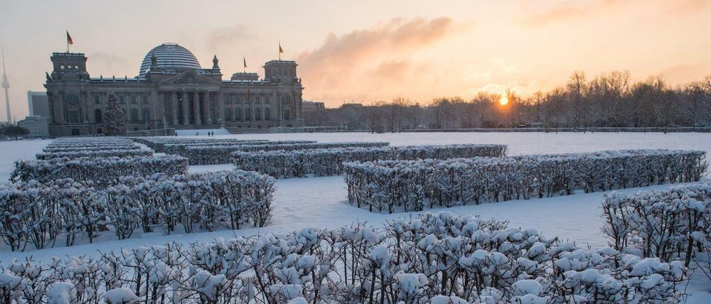 Ab Montag könnte wieder Schnee auf den Reichstag rieseln - und den Rest von Berlin natürlich. 