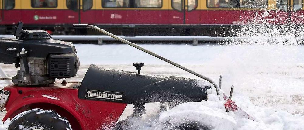 Ein Bahnsteig wird am 29.12.2014 auf dem Bahnhof Ostkreuz in Berlin von Schnee befreit.