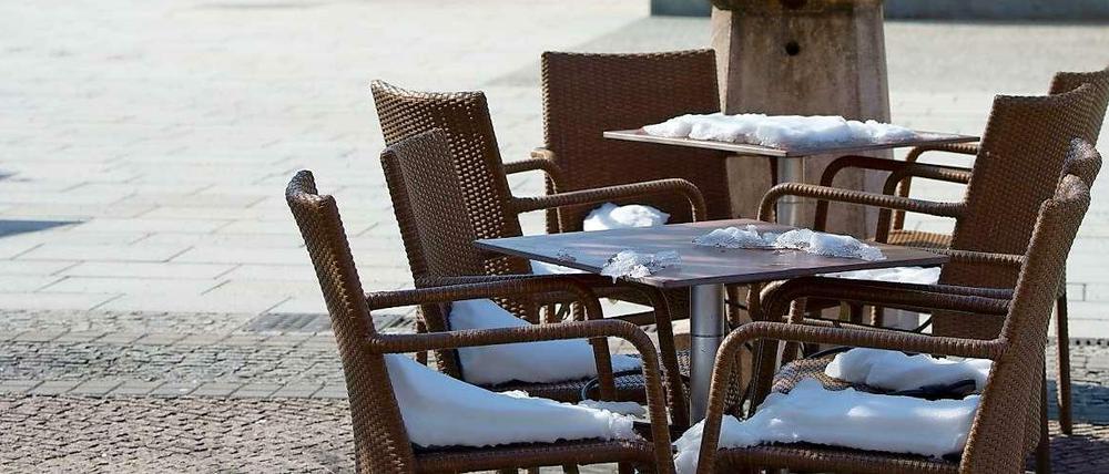 Das Märzwetter lädt noch nicht auf einen Kaffee unter freiem Himmel ein. Am Gendarmenmarkt in Berlin Mitte bleiben die Stühle besetzt - von Schnee und Eis.