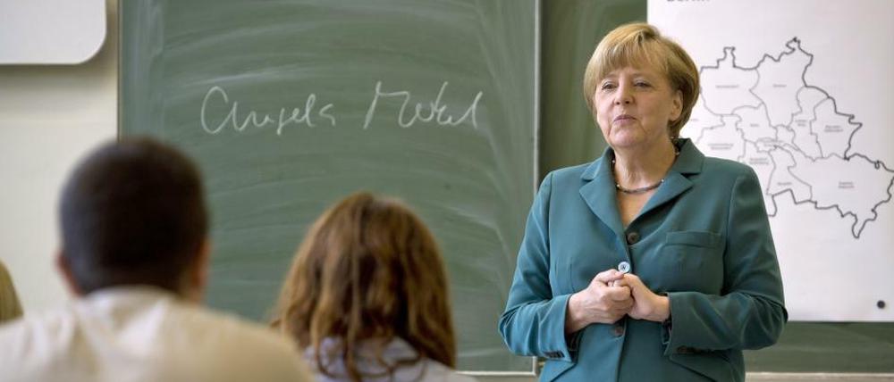 Angela Merkel ist nur gelegentlich an Berliner Schulen zu Gast (wie hier 2013 am Heinrich-Schliemann-Gymnasium in Prenzlauer Berg).