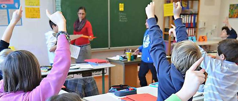 Lernen im Klassenzimmer: Viele Eltern in Berlin wollen nicht, dass ihre Kinder bereits mit fünf Jahren die Schulbank drücken.