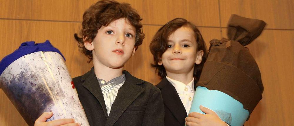 Sechsjährig und stolz auf ihre Schultüten: Joshua (rechts) und Joel von der Heinz-Galinski-Schule. 