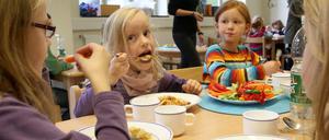 Kinder beim Essen in der Schule.
