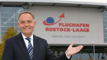 Rainer Schwarz an seinem neuen Arbeitsplatz - noch heißt der Flughafen "Rostock-Laage".