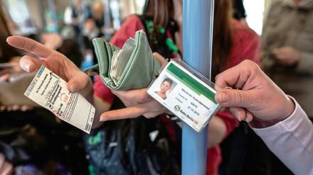 Sind Fahrscheinkontrollen in Bahnen und Bussen noch zeitgemäß? Manche Leser halten Barrieren am Bahnsteigzugang mit Ticketscannern für praktischer. So werden Schwarzfahrer beispielsweise in Wien oder Brüssel abgewiesen. 