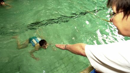 Ein Junge beim Schwimmunterricht.