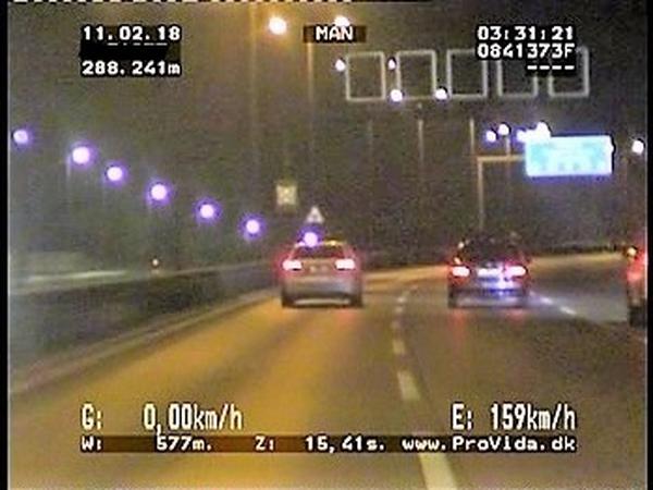 Screenshot aus einem Video, das ein ziviler Messwagen der Autobahnpolizei auf der A100 gefilmt hat: Die 159 km/h beziehen sich auf den hellen Audi, der sich ein Rennen mit einem BMW liefert.