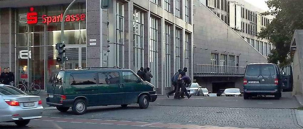 Einsatz in Köpenick im Fall der Stowkow-Entführer: Der Verdächtige wird vom SEK abgeführt