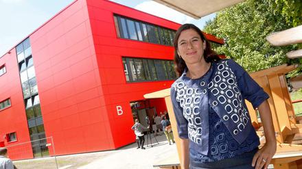 Schulsenatorin Sandra Scheeres (SPD) vor dem neuen Schulgebäude an der Mendel-Grundschule in Pankow.