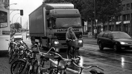 Radfahrer warten seit vielen Jahren auf Umbauten in der Warschauer Straße.
