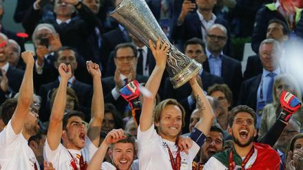 Gilt so ein stattlicher Pokal eigentlich als Handgepäck? Der FC Sevilla und sein Pokal.