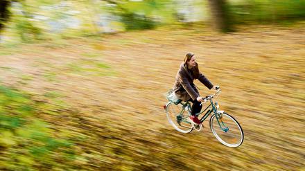 Nasses Laub auf den Wegen kann das Radfahren im Herbst zur Rutschpartie machen. Fahrradfahrer sollten daher im Zweifel auf die Straße ausweichen. 