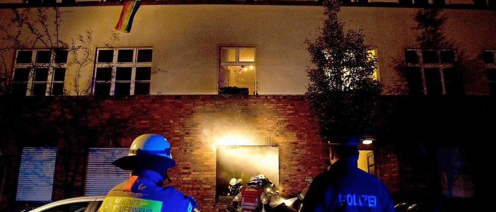Acht Menschen wurden bei diesem Brand in einem Neuköllner Wohnhaus verletzt.