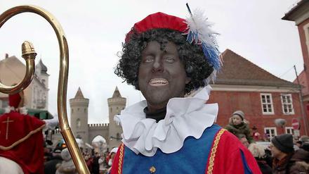 Der "Zwarte Piet" am Samstag in Potsdam: Die Figur ist der Gehilfe des "Sinterklaas" und wird traditionell als Schwarzer Junge mit krausen Haaren dargestellt. Das sorgt für Proteste.