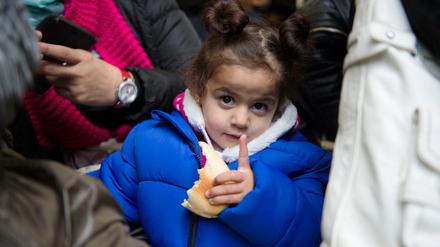 Die zweijährige Mini aus Syrien steht am 19.10.2015 in Berlin in einer Menschengruppe in einem Zelt auf dem Gelände des Landesamtes für Gesundheit und Soziales.