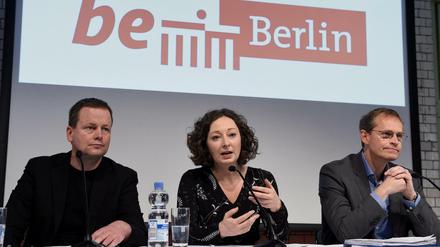 Berlins Regierender Bürgermeister Michael Müller (SPD, r), Klaus Lederer (Die Linke,l), Berliner Kultursenator und Ramona Pop (Bündnis 90/Die Grünen). 