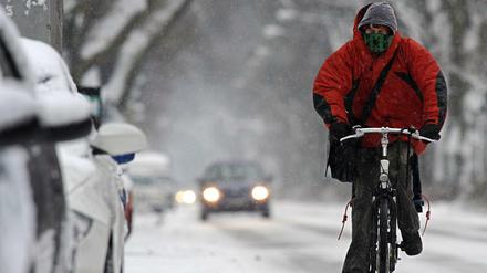 Im Winter haben es Fahrradfahrer besonders schwer. Umso wichtiger ist die richtige Kopfbedeckung.