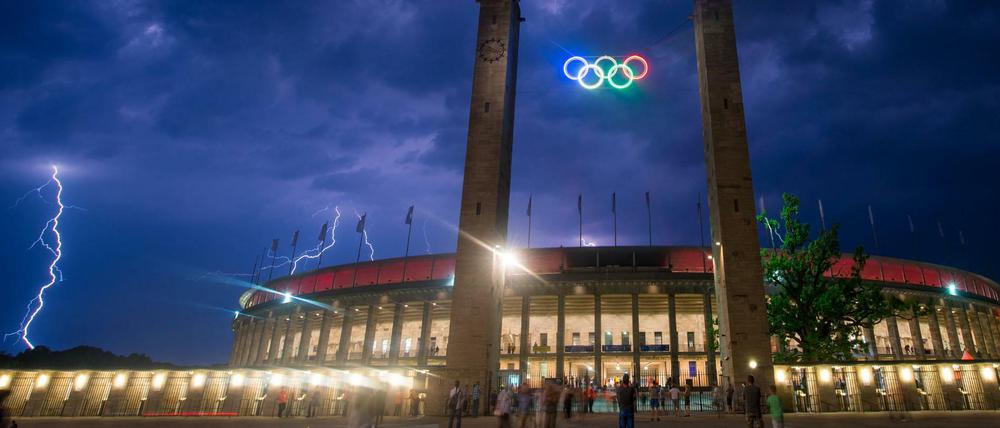 Am Sonnabend und Sonntag ist in Berlin mit Gewittern zu rechnen - wie hier Anfang Juli über dem Olympiastadion.