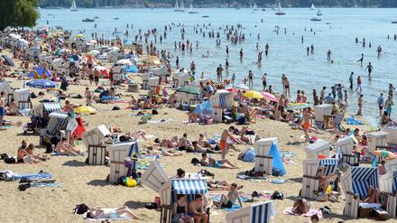 Erfrischung gefällig? Bei sommerlichen Temperaturen ist das Strandbad Wannsee an diesem Wochenende einer der besonders beliebten Orte Berlins. 