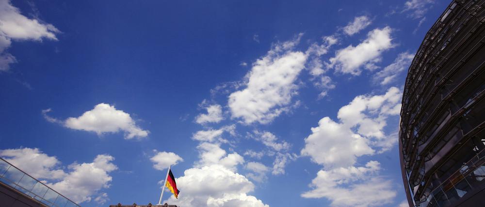 Blauer Himmel über Berlin. Am Nachmittag soll die Sonne zwischen den Wolken hervorkommen.