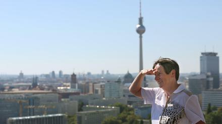 Bundesbauministerin Barbara Hendricks (SPD) blickt vom Dach des WBM-Hochhauses am Platz der Vereinten Nationen in Berlin.