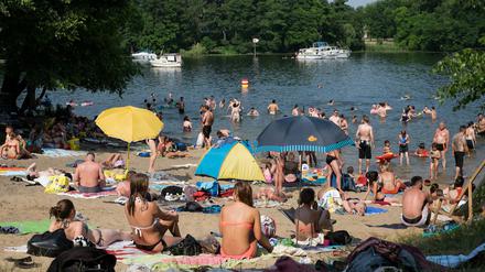 Bei hochsommerlichen Temperaturen genießen viele Leute das sonnige Wetter am Tegeler See in Berlin. 