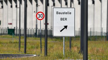 Ein Schild mit der Aufschrift "Baustelle BER".