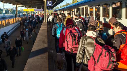 Flüchtlinge nach ihrer Ankunft auf dem Bahnsteig am Bahnhof in Schönefeld (Brandenburg).
