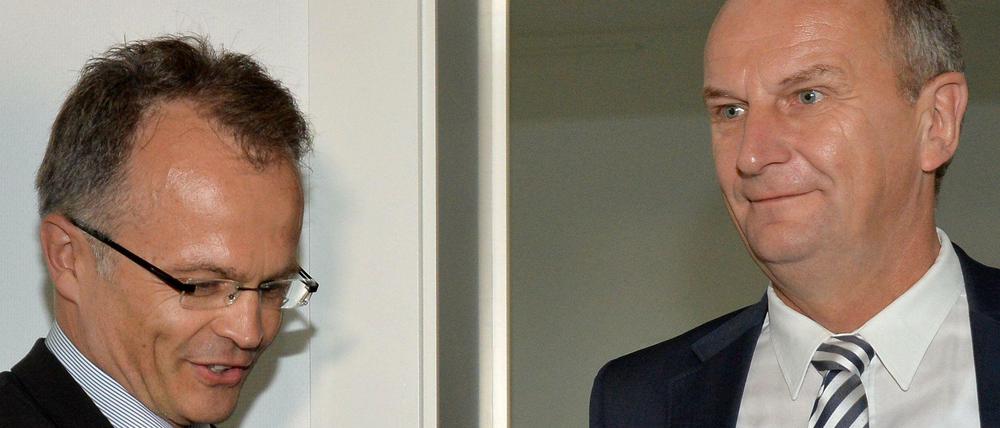 Brandenburgs Ministerpräsident Dietmar Woidke (SPD, re.) begrüßt den CDU-Landesvorsitzenden Michael Schierack.