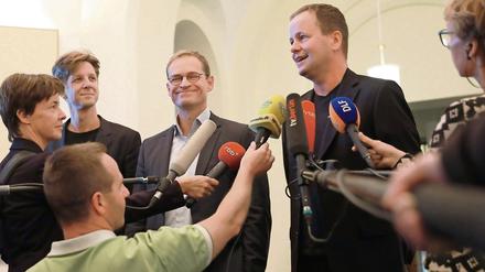 Einer fehlt: Neben Daniel Wesener (Grüne), SPD-Landeschef Michael Müller und Klaus Lederer (Linke, v.l.) hat auch SPD-Fraktionschef Raed Saleh was zu sagen.