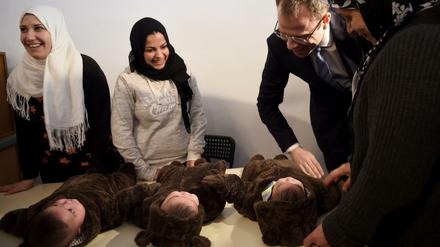 Berlins Sozialsenator Mario Czaja (CDU) beim Besuch einer Notunterkunft für Flüchtlinge in Johannisthal. Dort brachte eine Syrerin kürzlich Drillinge zur Welt. 