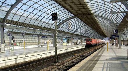 Ein Zug kommt, auch im schönen Bahnhof von Berlin-Spandau. Und ab Sonntag fährt er sogar bis Gesundbrunnen.