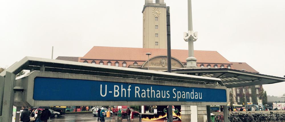Blick auf den U-Bahnhof Rathaus Spandau mit dem Rathaus dahinter.