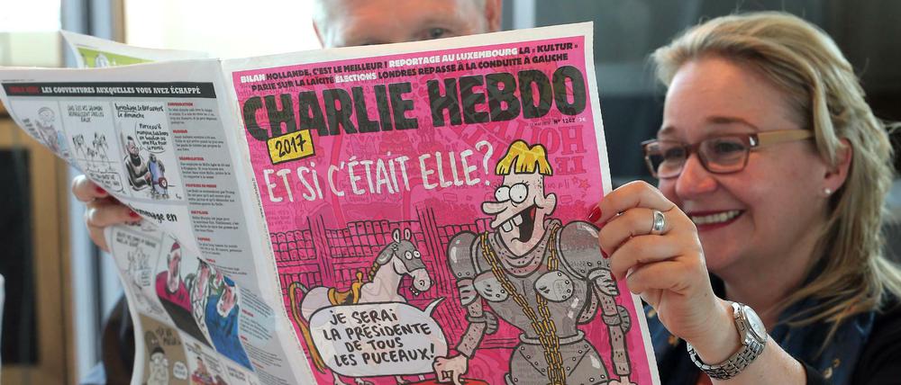 Gäste blättern in einer Ausgabe con "Charlie Hebdo".