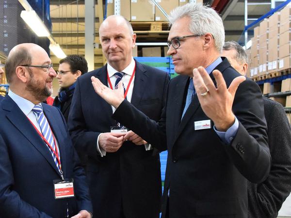 Geschäftsführer Thomas Timm (r) führt Martin Schulz und Dietmar Woidke durchs Unternehmen "Pedag International". 