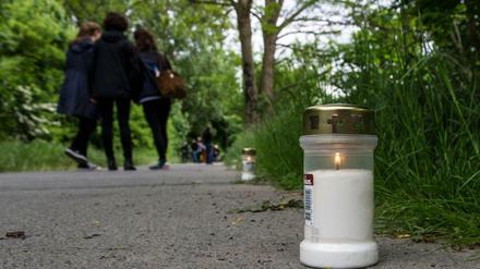 Trauer am Tatort: Kerzen brennen am Ort, an dem die 18-Jährige gestorben ist.