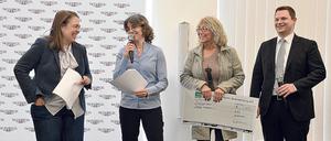 Links im Bild: Stefanie Dujardin-Sommer und Annette Kögel vom Spendenverein bei der Spendenübergabe. 