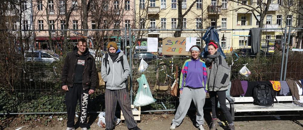 Der "Gabenzaun" am Boxhagener Platz: Zwei Anwohnerinnen helfen zwei Obdachlosen. 