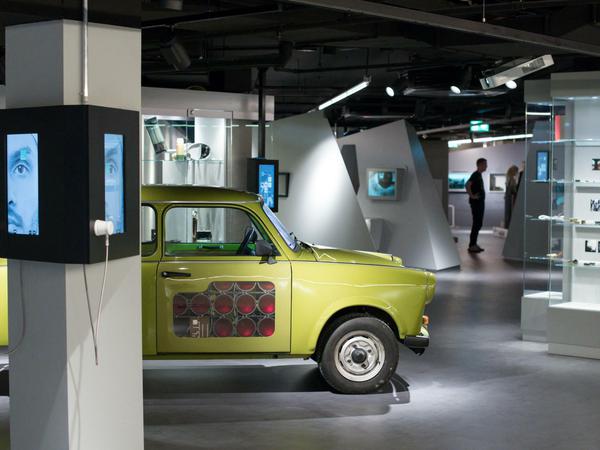 Ein Trabant mit eingebauter Infrarot-Kamera steht neben verschiedenen Vitrinen am 16.09.2015 im Spy Museum Berlin am Leipziger Platz. Das Museum mit zahlreichen Exponaten rund um das Thema Spionage und Geheimdienste eröffnet am 19.09.2015.