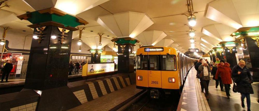 Endstation. Fahrgäste zum U-Bahnhof Rathaus Spandau müssen mehr Zeit einplanen ab 15. Februar 2015.