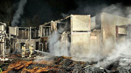 Einsatz in der Nacht: Am 11. August 2014 standen im Spreepark die Kulissen des Dorfes „Alt-England“ in Flammen. 