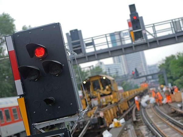 Rote Ampel für die Stadtbahn: Die für August bis November angekündigten Bauarbeiten werden bis Spandau ausgedehnt. Auch zwischen Charlottenburg und Grunewald fahren zeitweise keine Züge.