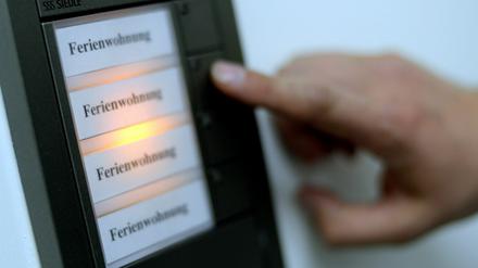Auf einem Berliner Klingelschild steht "Ferienwohnung" geschrieben. Die Rot-Rot-Grüne Koalition will nun an die Nutzerdaten von Vermittlungsplattformen.
