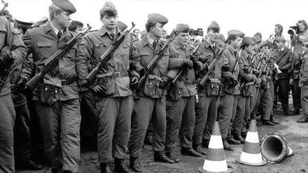 Offiziersschüler des DDR-Wachregiments "Feliks Dzierzynski" am 12. November 1989 an der Grenze am Potsdamer Platz.