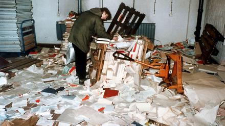 Demonstrant in der verwüsteten Stasi-Zentrale 1990 in Berlin-Lichtenberg.