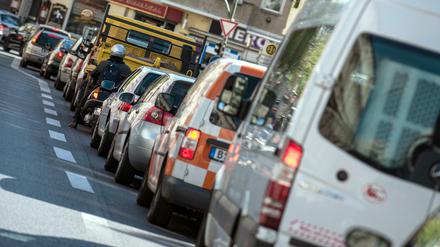In Stadtbezirken mit besonders schlechter Luft sollen nach Plänen der Umweltminister schon bald nur noch Autos mit einer blauen Umweltplakette fahren dürfen. 
