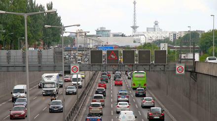 Das Bild kennt jeder Autofahrer. Rote Bremslichter in Reihe auf der Stadtautobahn A100 in Richtung Funkturm.