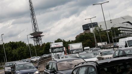 Ferienbaustelle: Dicht an dicht stehen Fahrzeuge auf der A100 in Berlin. Anlass sind Sanierungsarbeiten an einigen Brücken und am Straßenbelag. 